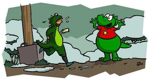 Juja im Dinokostüm läuft mit OL-Karte im Schnee am Kleinwelka-Dinomaskottchen vorbei