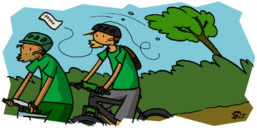 Justus und Juja auf dem Rad mit vom Wind verwehtem Haar und wegwehendem Zettel über ihren Köpfen, die Vegetation im Hintergrund biegt sich