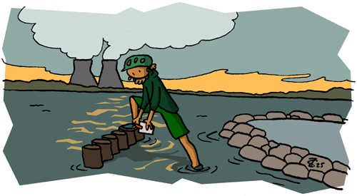 Justus steht mit einem Fuß knöcheltief im Wasser, um einen Posten auf einer Mole neben dem mit Steinen befestigten Ufer zu lochen, im Hintergrund ein leuchtender Himmel vor zwei Kühltürmen 