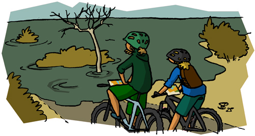 Justus und Juja stehen auf den Rädern auf einem Weg, der in einen trüben See übergeht, in dem Gewächse stehen